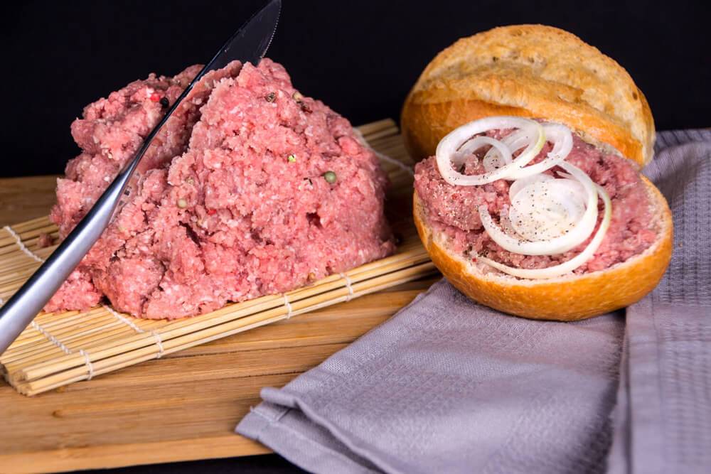 Mett mit Brötchen uns Zwiebeln