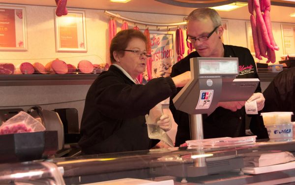 Christel Kamperhoff und Markus Peusner auf dem Markt